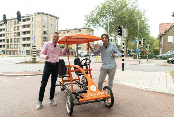 Gert-Jan en Tijs met de oranje fiets in Utrecht, pratend over duurzame inzerbaarheid