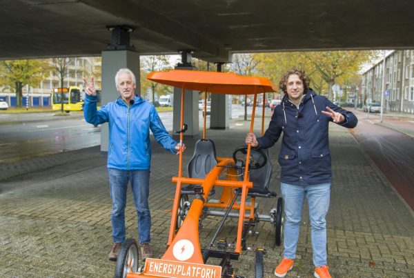 Paul Koedam en Tijs Koedam voor de oranje fiets