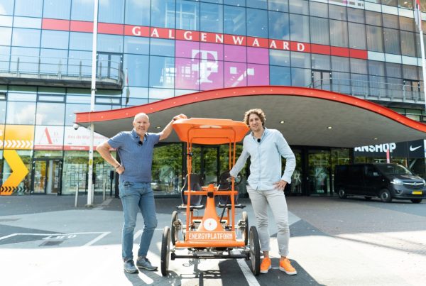 Bert Peeters en Tijs Koedam voor het FC Utrecht Stadion met de Oranje fiets